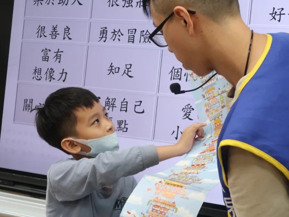 今年世界和平會「閱讀列車」駛進五校，透過量身打造的「故事閱讀與寫作課程」，陪伴214位孩子漫遊書海。圖／世界和平會提供