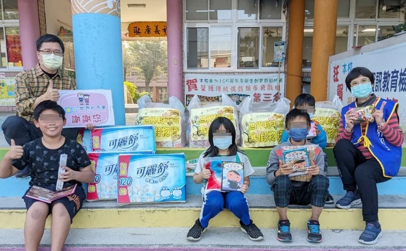 放寒暑假前，世界和平會會準備許多營養食物箱，幫助服務兒少長假不挨餓。